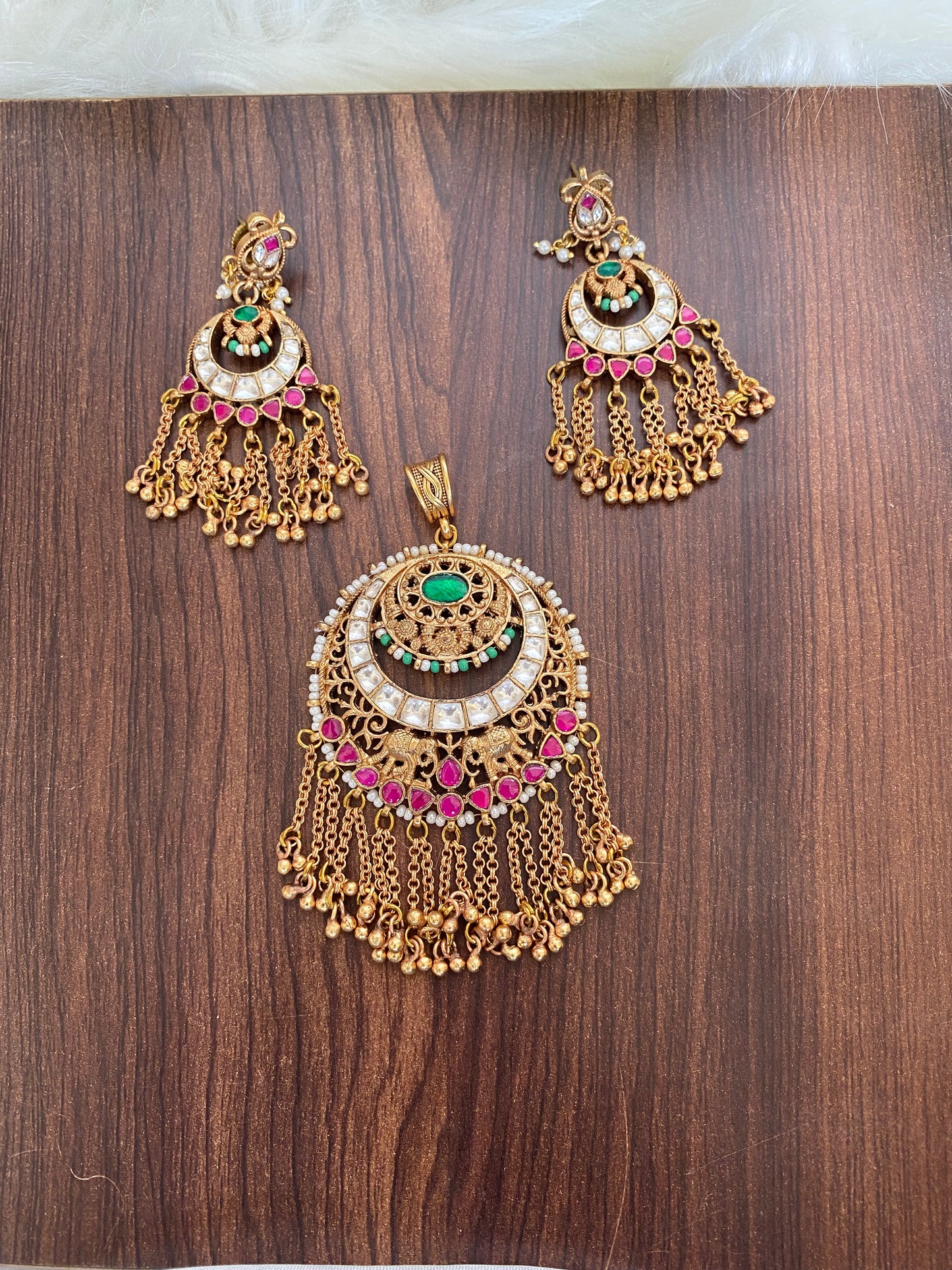 Noorika Jadau Pendant Set