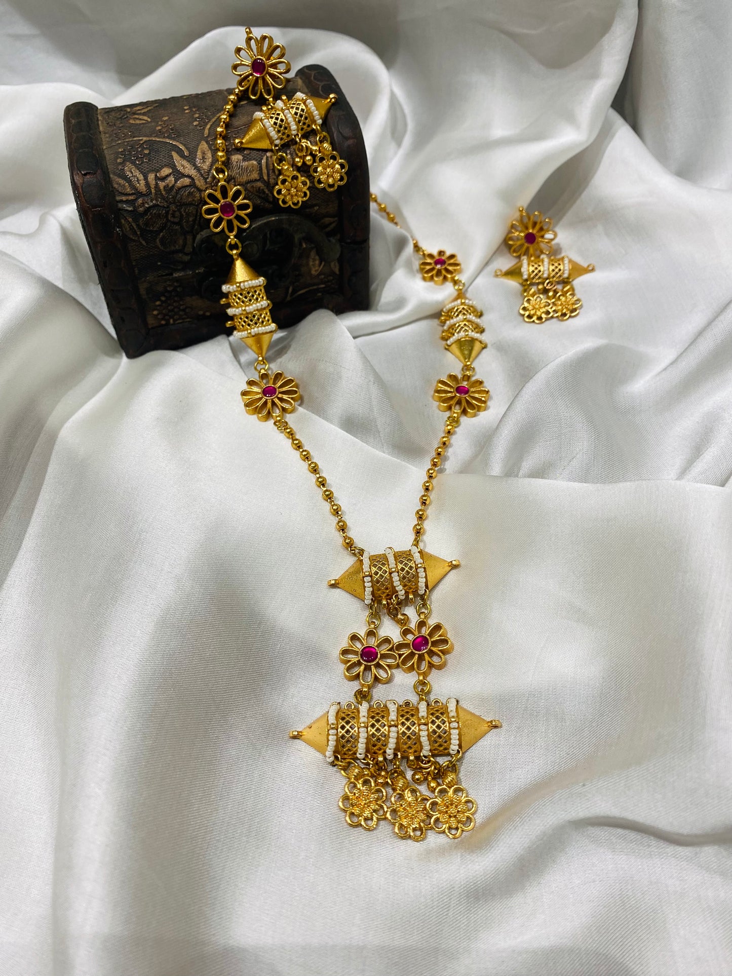 Jadau long necklace