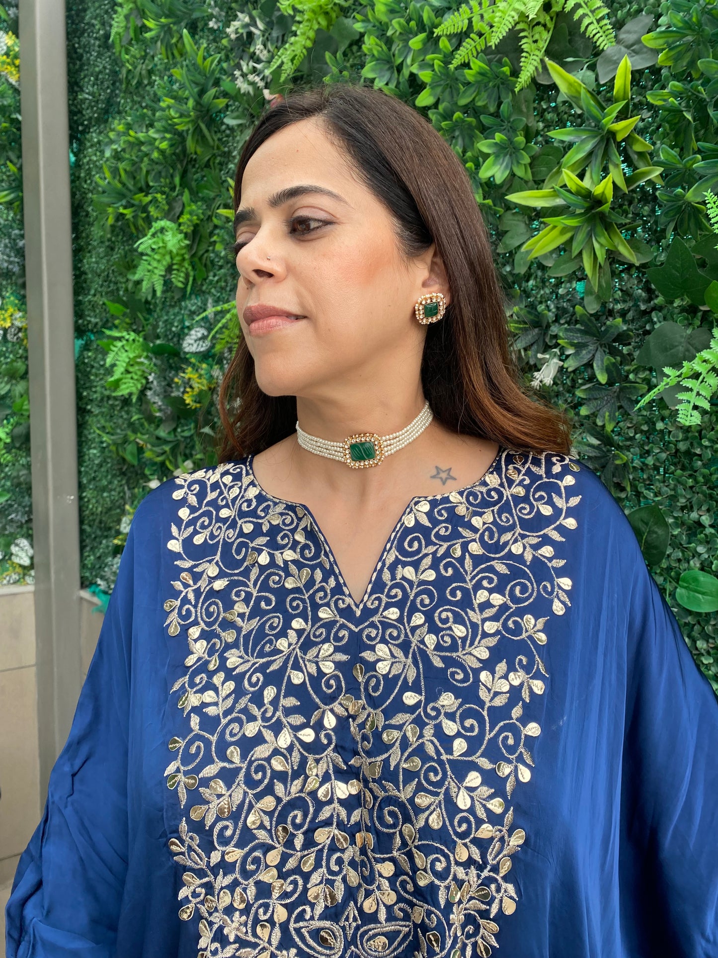 Pearl choker with green stone