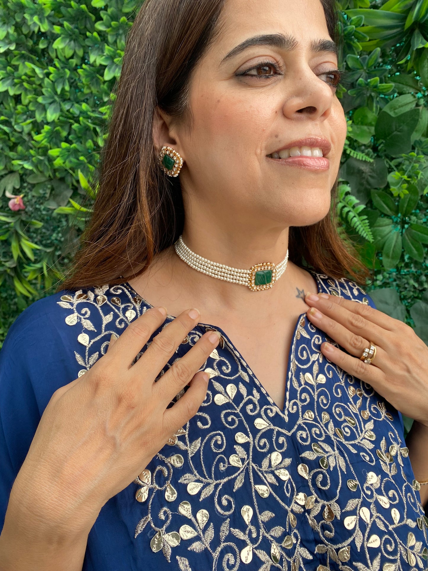 Pearl choker with green stone
