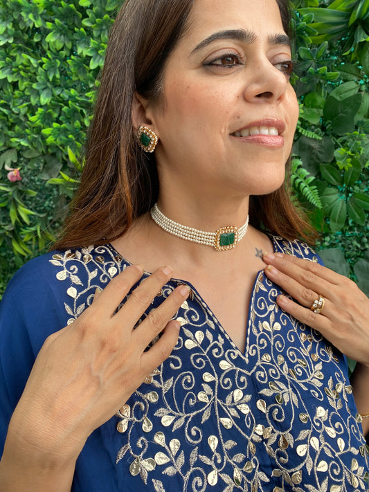 Pearl choker with green stone
