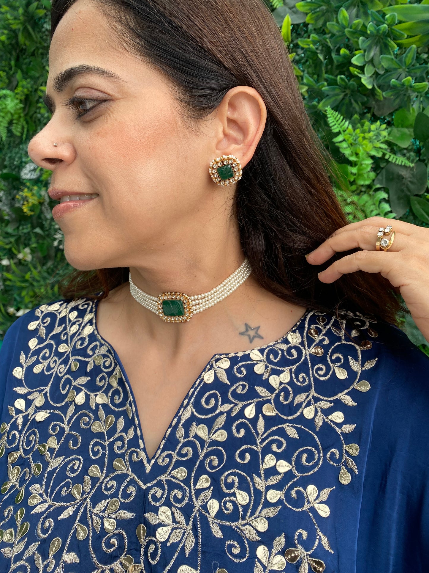 Pearl choker with green stone